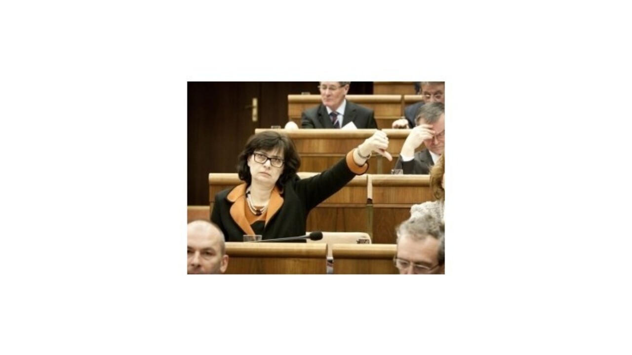 Šesťdesiat poslancov žiada prezidenta, aby s Čižnárom počkal