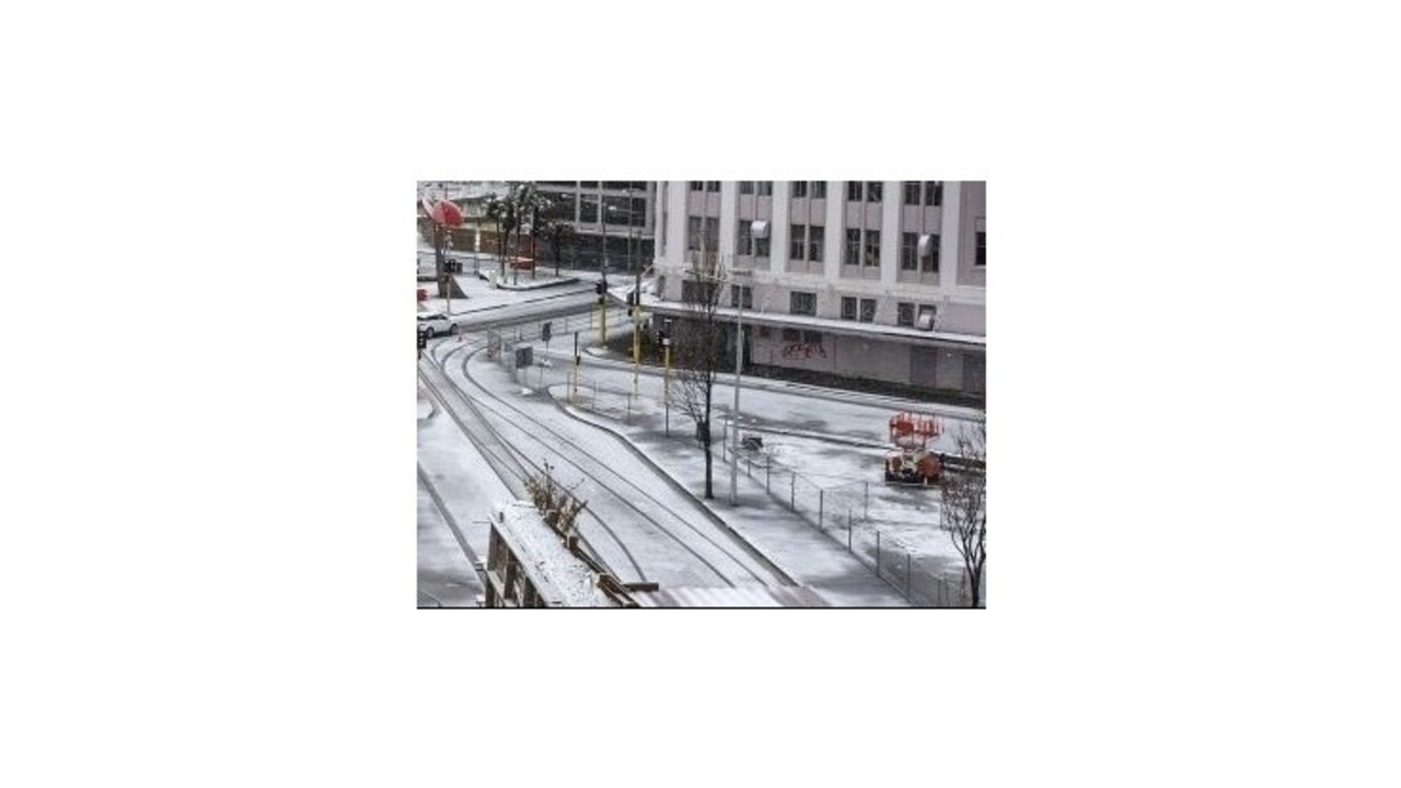 Snehová búrka na Novom Zélande zastavila lety a prerušila elektrinu