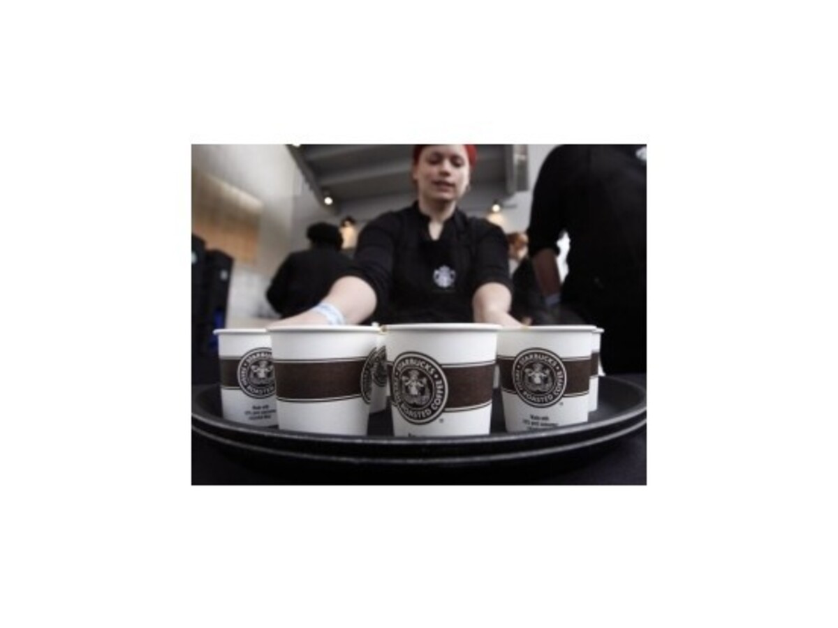 Sieť kaviarní Starbucks zaplatila v Británii po štyroch rokoch prvú firemnú daň