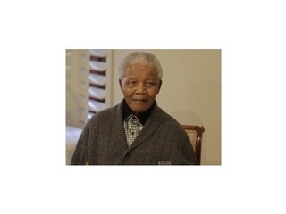 Mandela je na prístrojoch, nevie dýchať sám