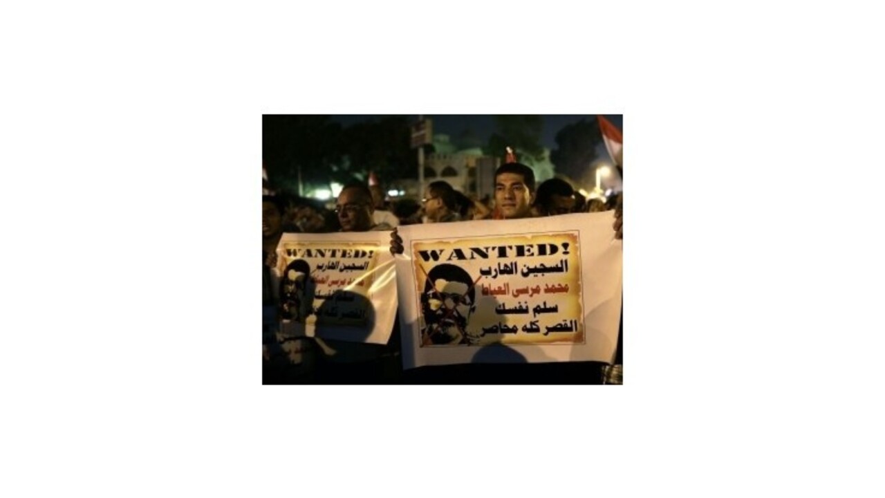 Štyria ministri odstúpili po protestoch za rezignáciu prezidenta Mursího