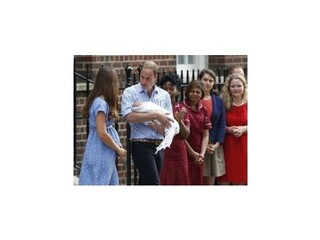 William a Kate si už užívajú syna doma, navštívila ich aj kráľovná