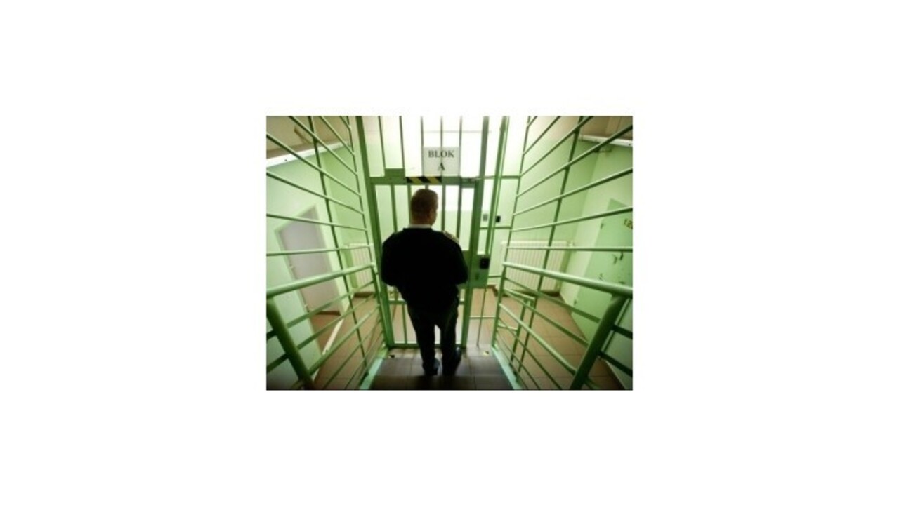 Za mrežami chcú väzňom zakázať piercing