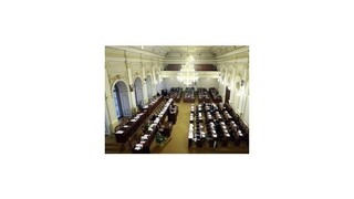 Českí poslanci schválili rozpustenie snemovne
