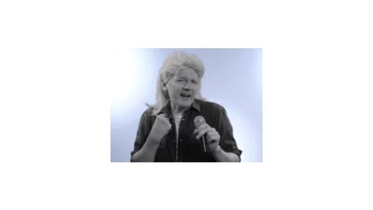 Assange nahral hudobnú paródiu na podporu svojej strany