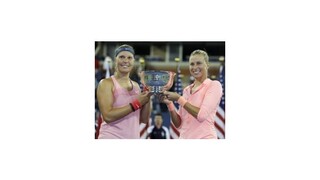 Hlaváčková s Hradeckou uspeli vo finále štvorhry