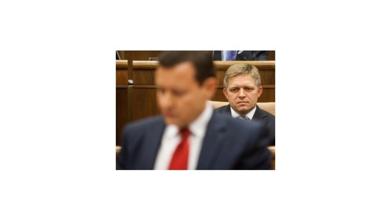 Opozícia sa snaží odvolať premiéra na mimoriadnej schôdzi parlamentu