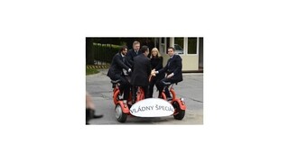 Ministri a premiér prišli do práce na sedemmiestnom bicykli