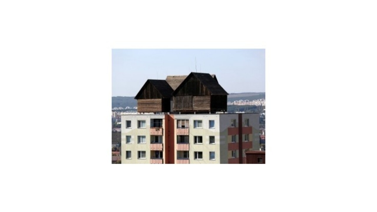 Strechy košických panelákov ozdobili drevenice