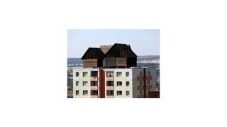 Strechy košických panelákov ozdobili drevenice