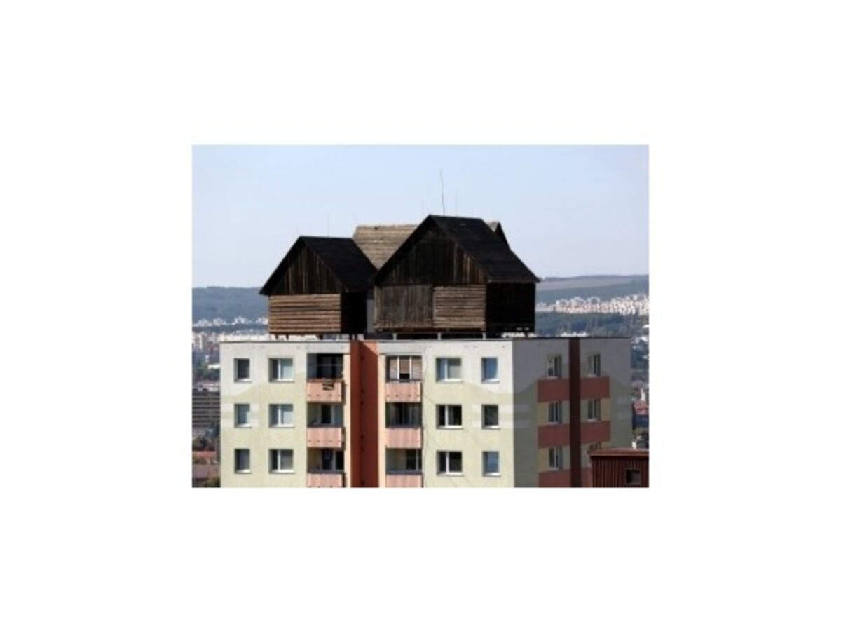 Strechy košických panelákov ozdobili drevenice