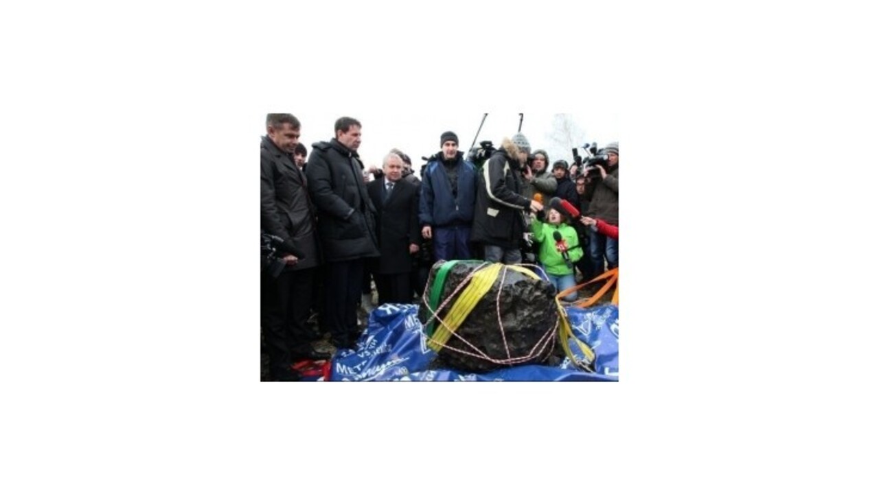 Vedci vyzdvihli z jazera Čebarkuľ zrejme najväčší kus meteoritu