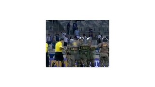 Rozhodcu Henriqueho musela na zápase chrániť polícia