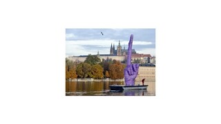 Na Pražský hrad mieri pred voľbami vztýčený prostredník