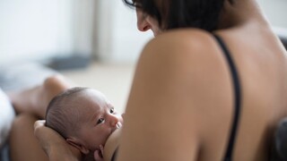 Dojčenie slúži ako prvé očkovanie. Ktoré vitamíny je vtedy  potrebné zvýšiť?