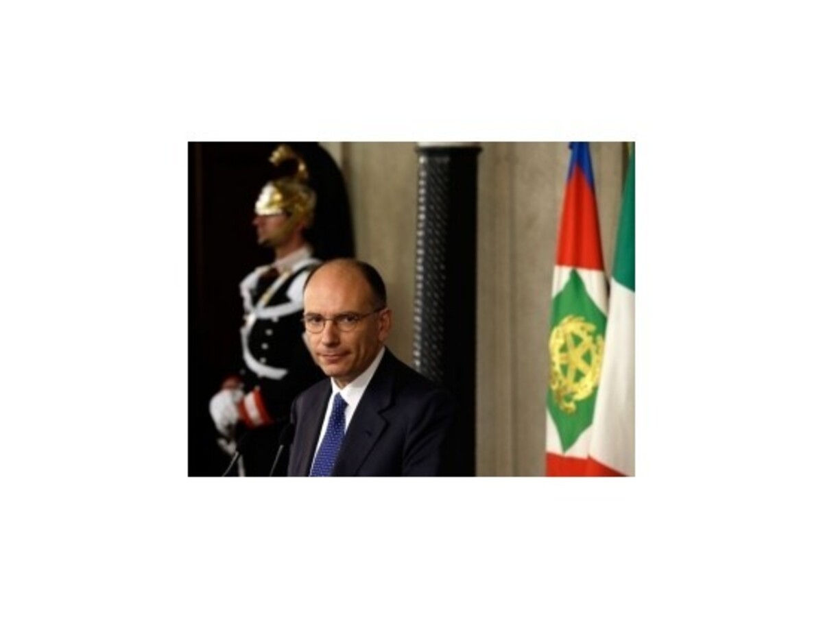 Talianska vláda sa sťažuje, že je pod veľkým tlakom z dvoch strán