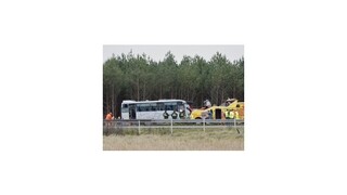 Havarovaný autobus na D2 načas uzatvoril diaľnicu