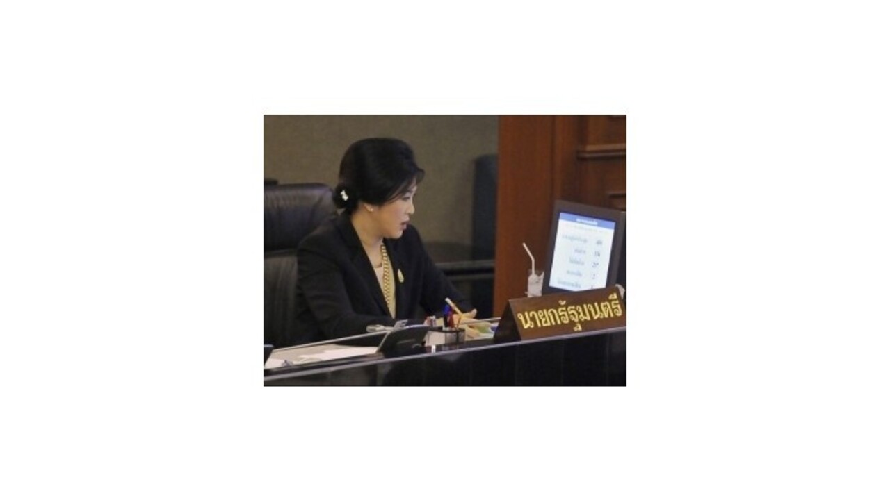 Thajská premiérka uspela v hlasovaní o svojej dôvere