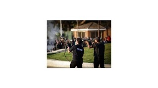 Pri rozháňaní demonštrácie použila egyptská polícia slzný plyn a vodné delá