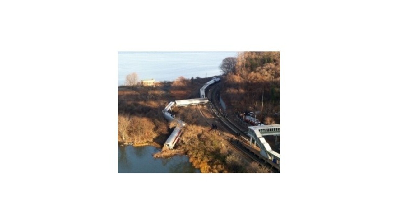 Vlak, ktorý sa vykoľajil v New Yorku, išiel v zákrute príliš rýchlo