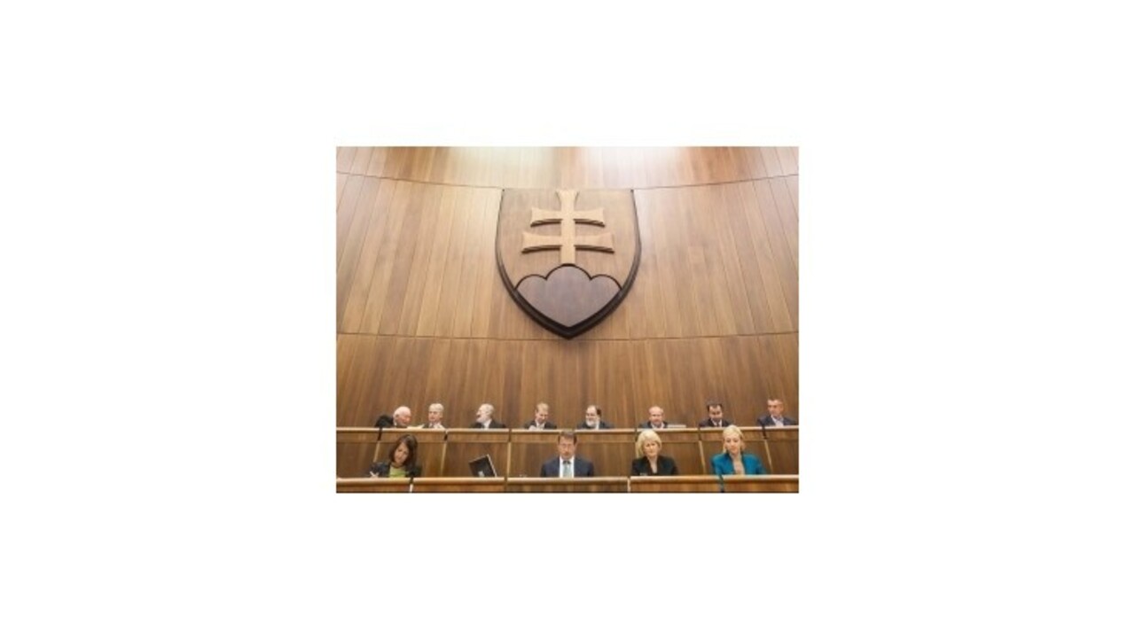 Platy ústavných činiteľov v roku 2014 zmrazia