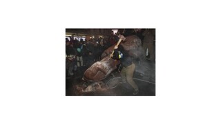 V Kyjeve demonštroval milión ľudí, strhli sochu Lenina