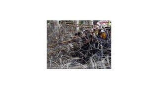 Thajskí demonštranti preliezli múr do sídla vlády a odstránili barikády