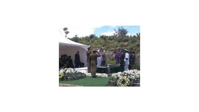 Nelsona Mandelu uložili do rodinnej hrobky v dedinke Qunu