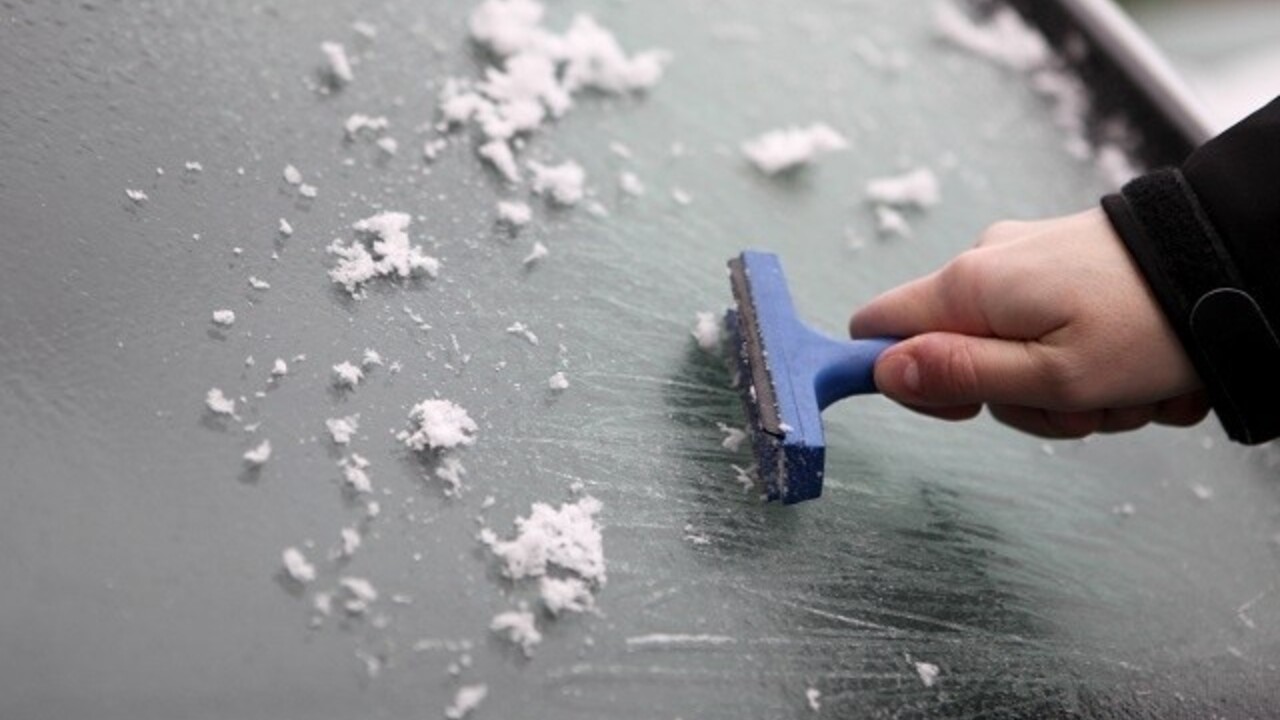 Zamrznuté sklo auta námraza poľadovica (SITA)