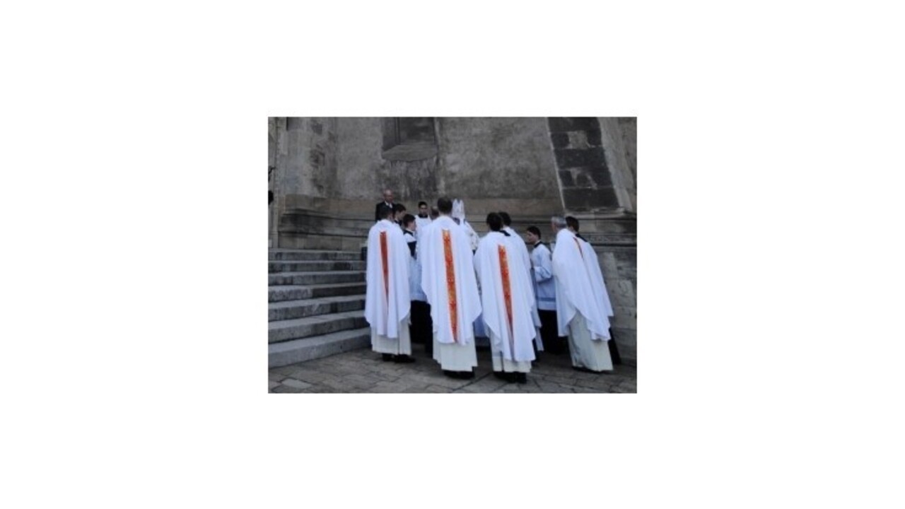 Duchovným stúpnu základné platy o 16 eur