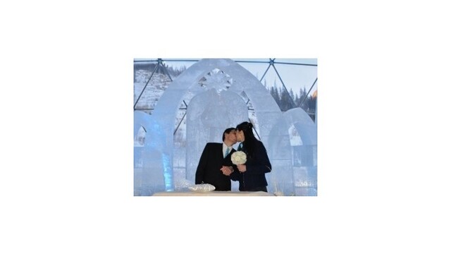 Sochár Bálek sa oženil v ľadovom chráme, ktorý postavil