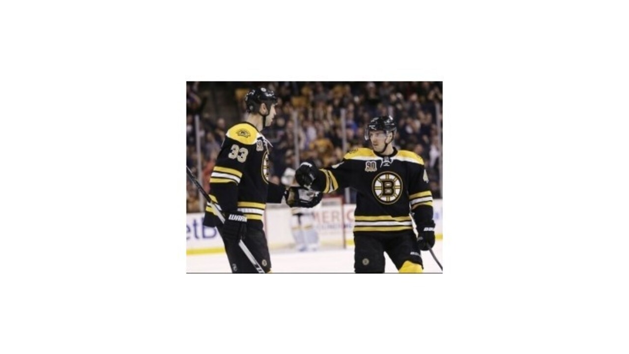 V silvestrovských stretnutiach NHL bodovali Chára, Sekera aj Meszároš