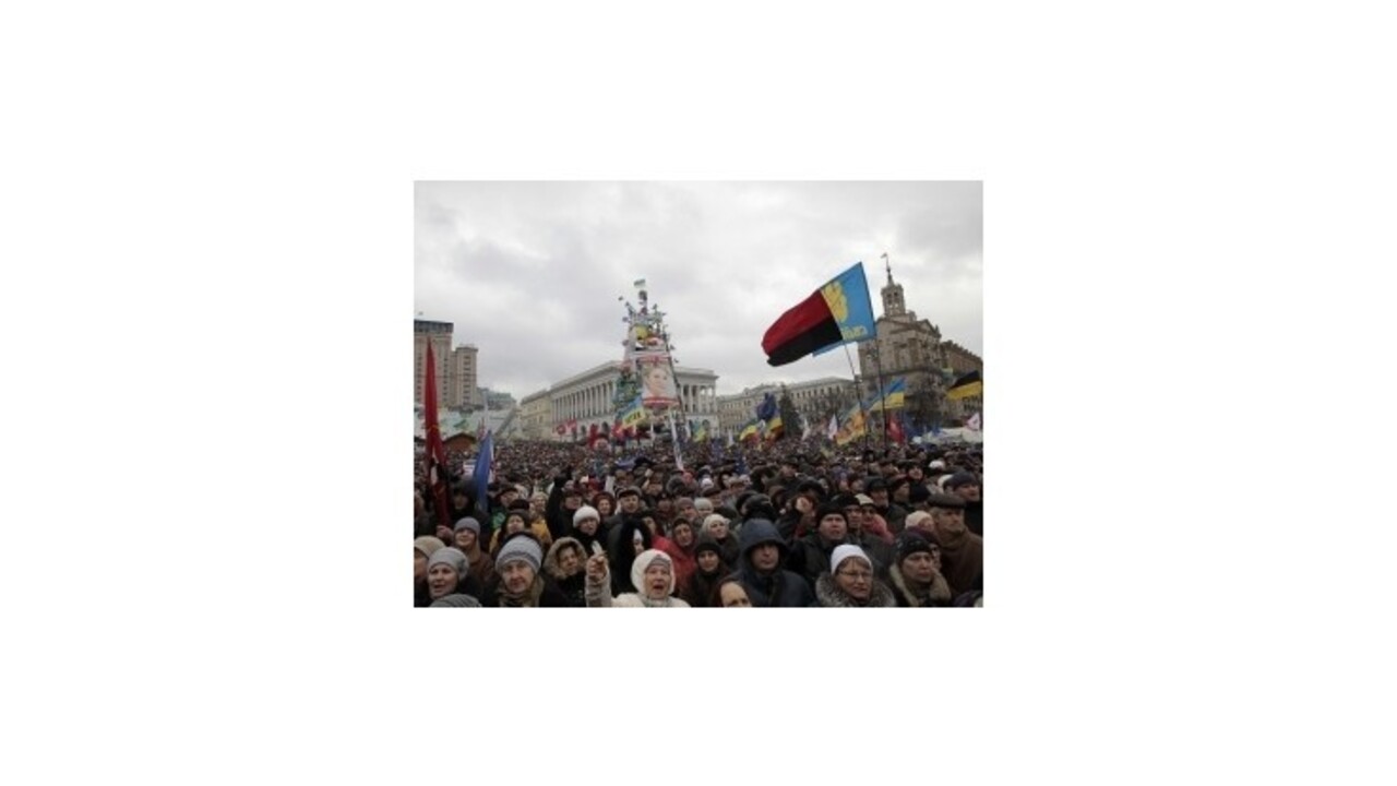 Po zranení opozičného vodcu vyšlo do ulíc desiatky tisíc Ukrajincov