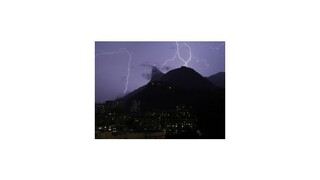 Sochu Krista Spasiteľa nad Rio de Janeirom poškodzujú blesky