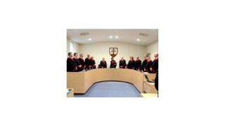 ÚS odročil pojednávanie o dvojitom štátnom občianstve