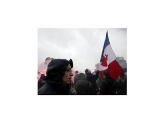 Tisíce ľudí protestovali v Paríži proti prezidentovi Hollandovi