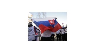 Slováci vztyčovali vlajku s Bielorusmi, Dánmi a Maročanmi