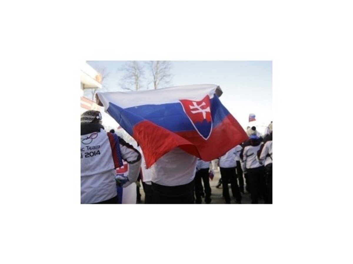 Slováci vztyčovali vlajku s Bielorusmi, Dánmi a Maročanmi