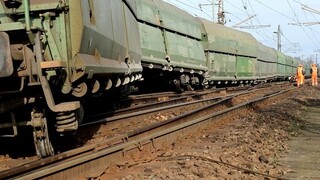Tragédia v Nemecku. Nákladný vlak na trati zachytil dve deti, jedno prišlo o život
