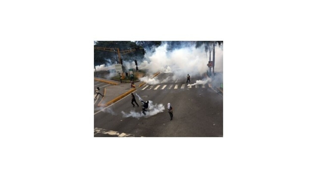 Študentský protest v Caracase sprevádzalo násilie