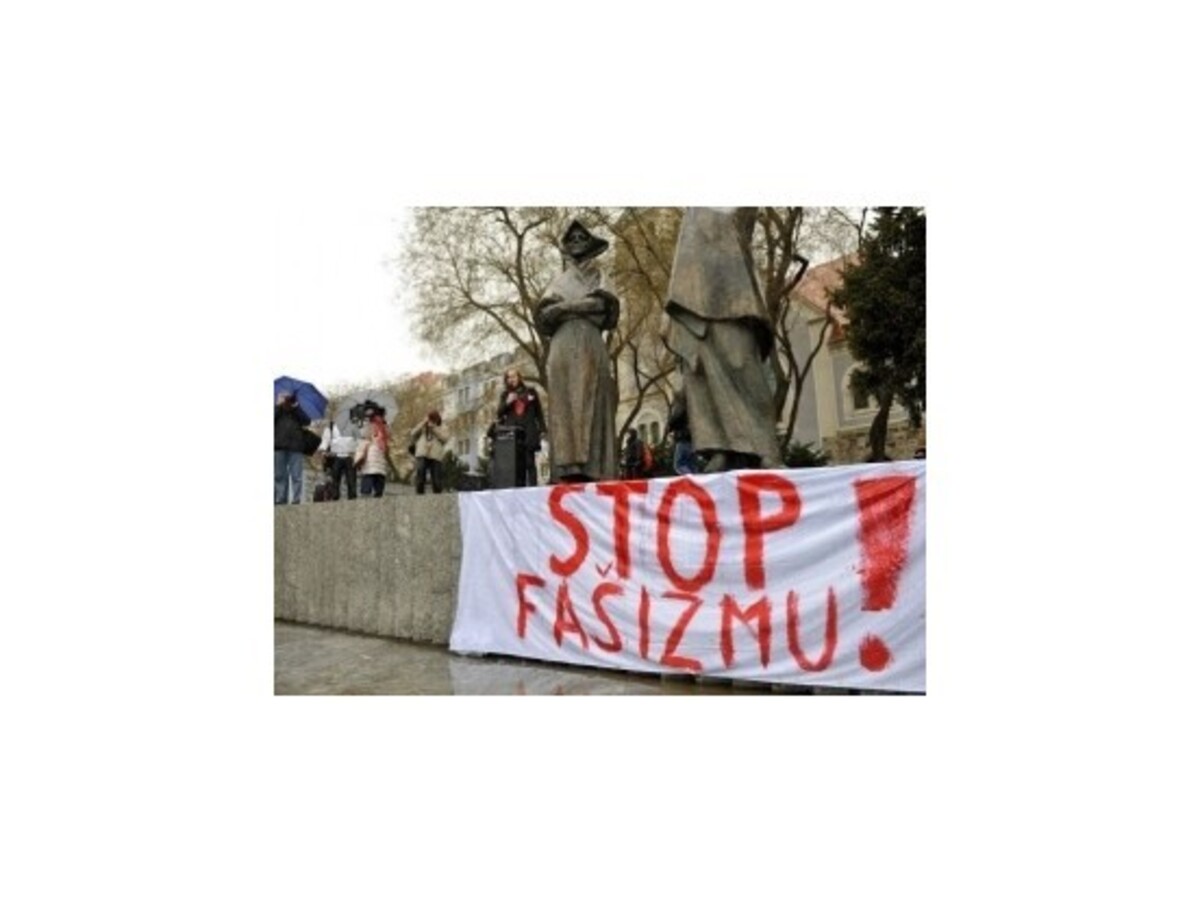 Aj napriek dažďu sa v Bratislave pochodovalo proti fašizmu