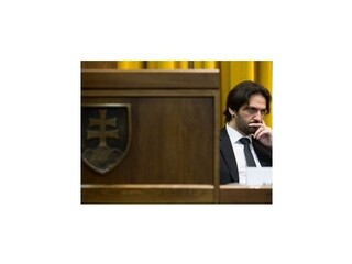 Kaliňák tvrdí, že polícia strieľa na autá s civilistami pravidelne