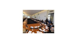 V Mercedese si užívajú kauzu diskvalifikácie pilota Red Bullu Ricciarda