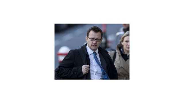 Bývalý Cameronov poradca na súde priznal, že počúval odkazy z mobilov