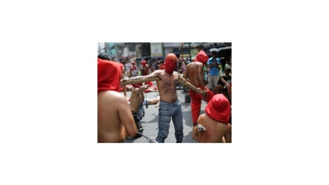 Veriaci vo Filipínach na sebe rekonštruovali Ježišovo ukrižovanie