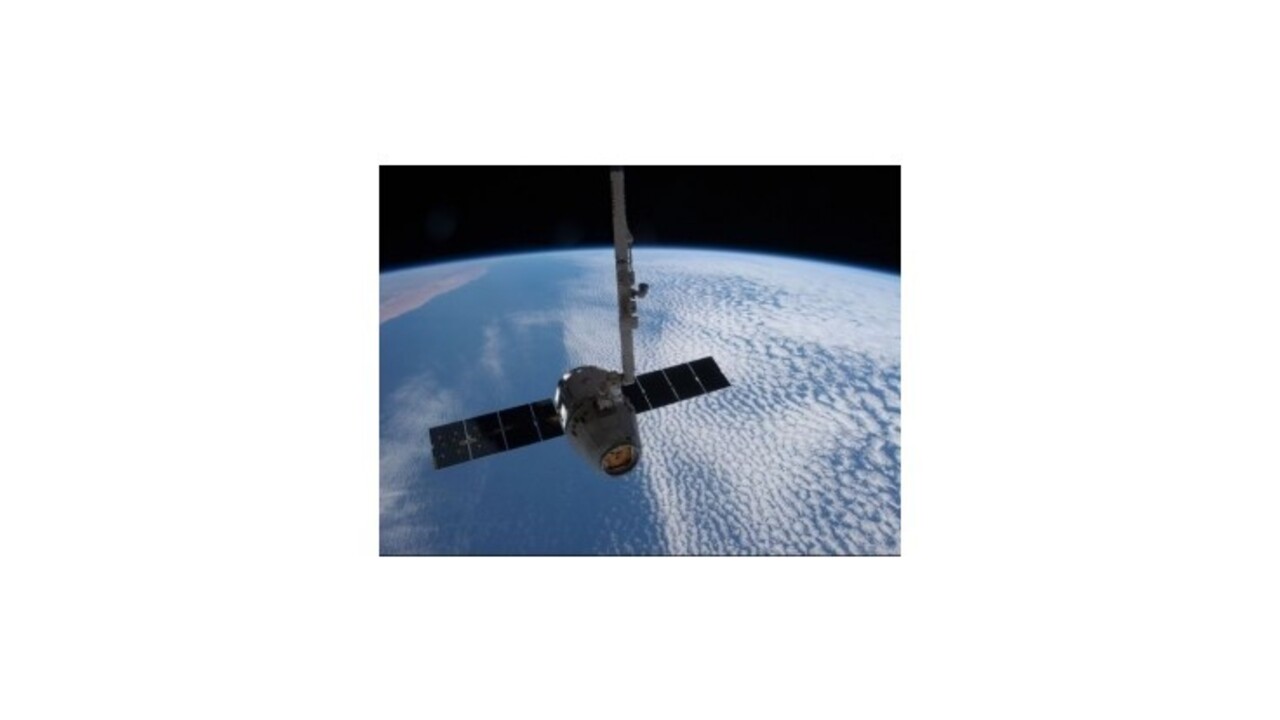 K ISS odštartovala súkromná zásobovacia raketa Dragon
