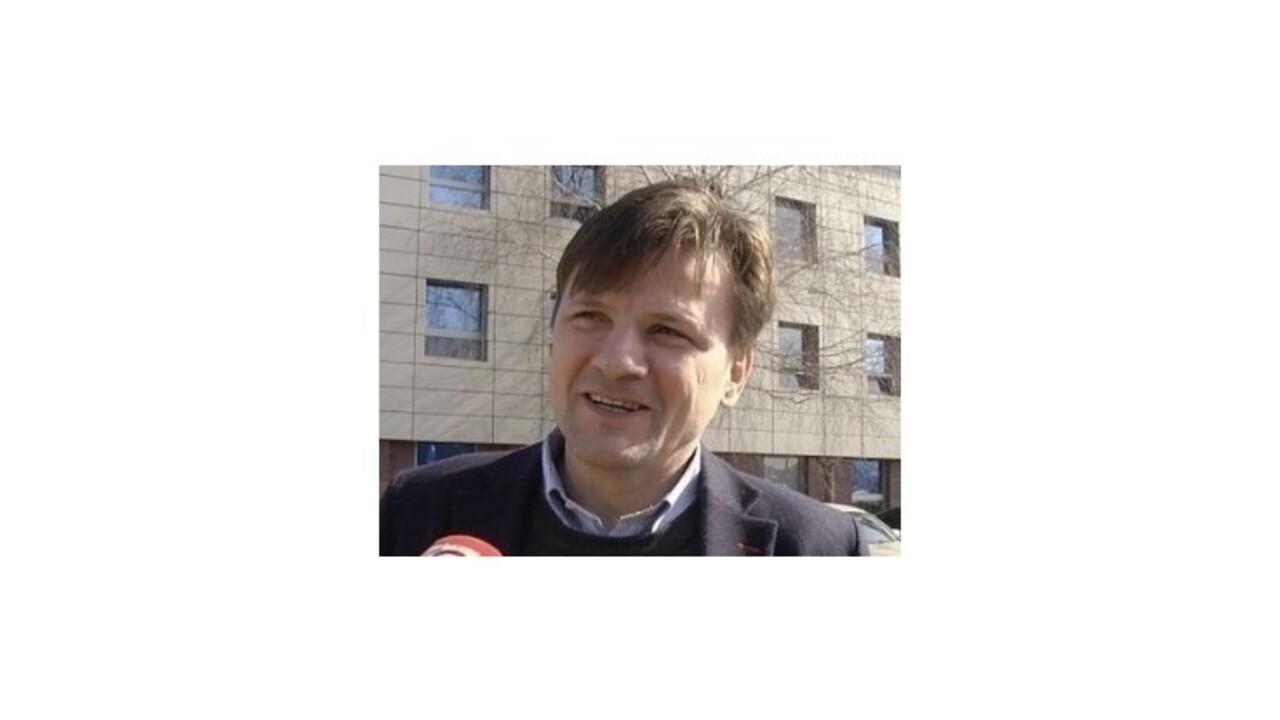 Poslanec Hlina umiestnil na úrad BBSK rozprávkovú zástavu
