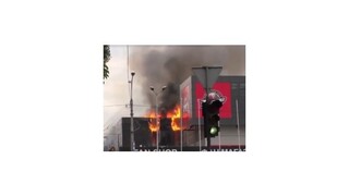 V ukrajinskom Donecku vykradli a podpálili arénu Donbasu