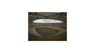 V Manause natierajú žltý trávnik spálený od slnka na zeleno, tvrdia Angličania