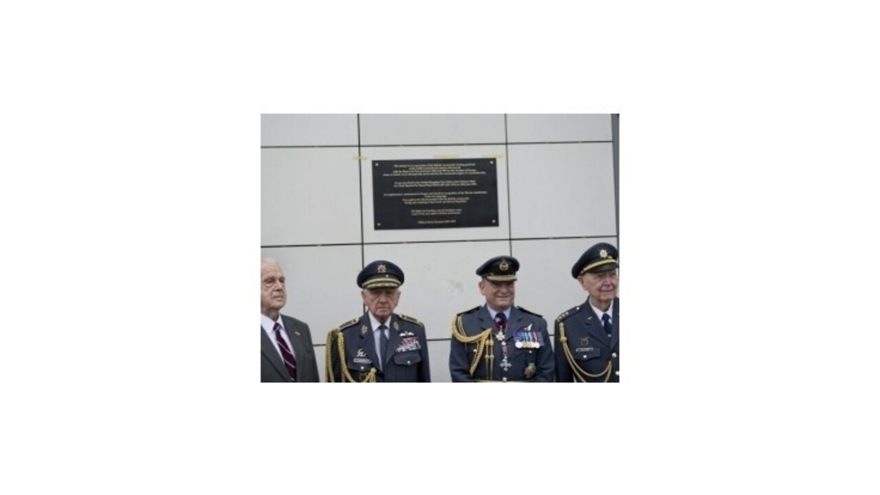 Briti odhalili československým letcom pamätnú tabuľu